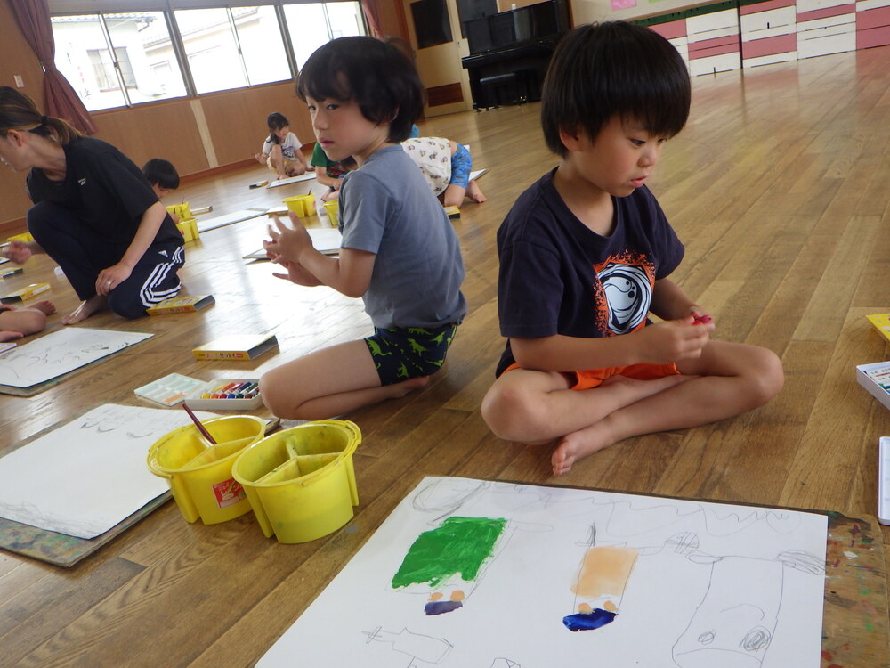 絵に色塗りをする子ども (4)