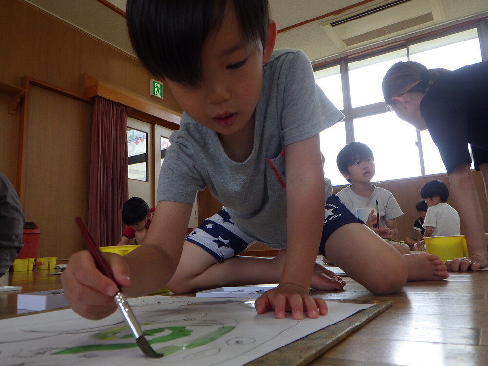 絵に色塗りをする子ども (5)