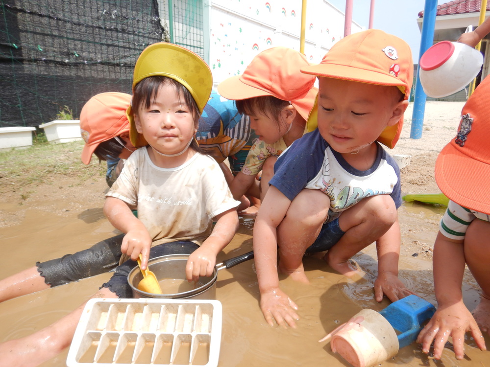 泥んこ遊びをする子ども (3)