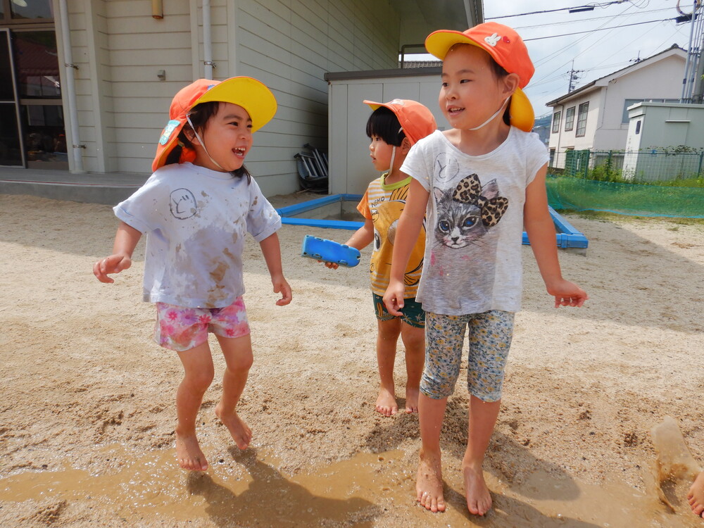 泥んこ遊びをする子ども (4)