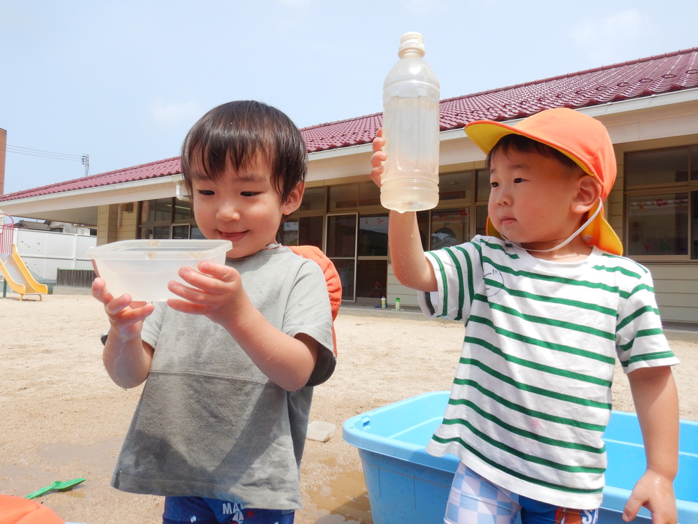 泥んこ遊びをする子ども (5)