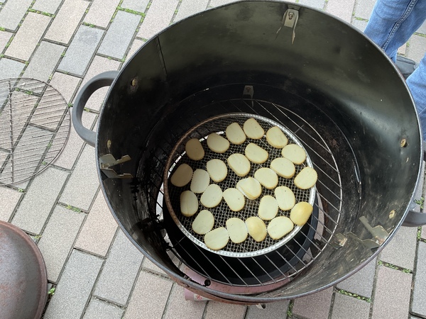 かまぼこ燻製中