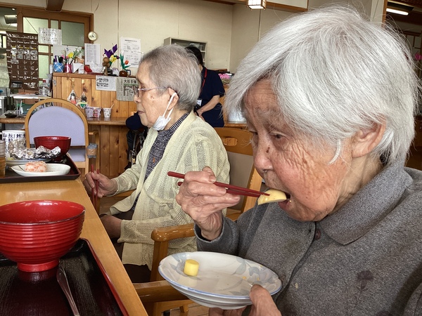 食事中です