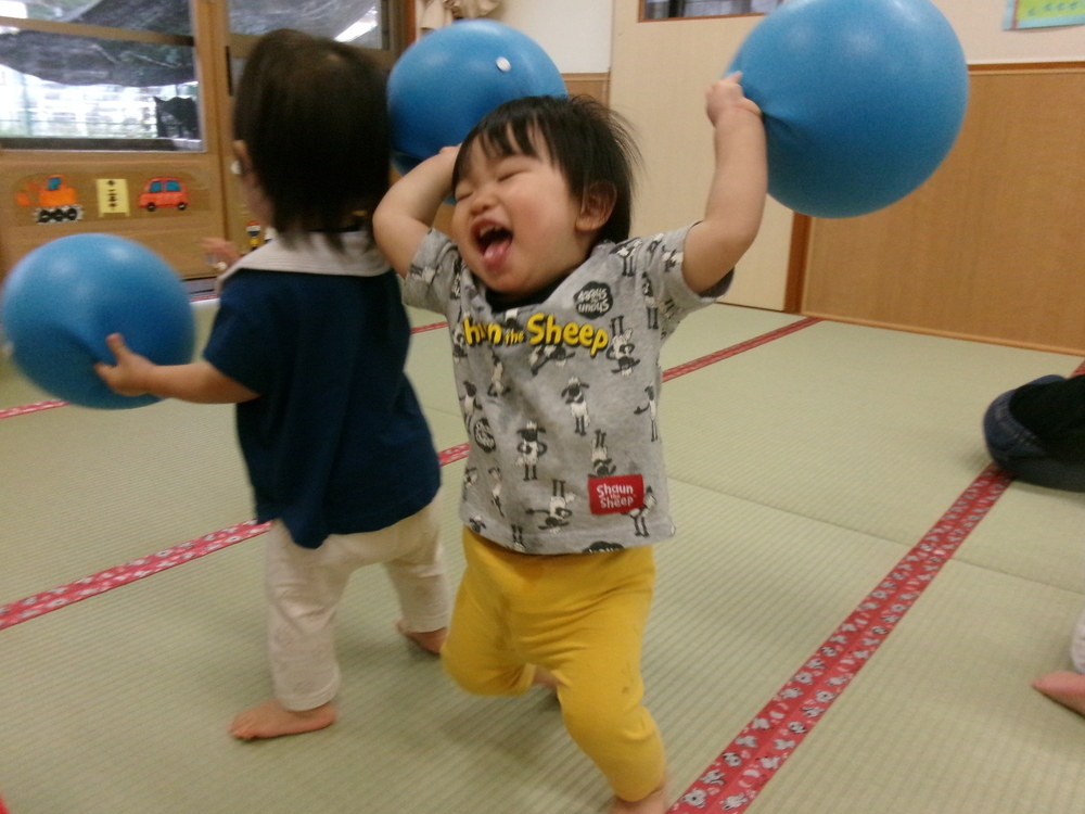 ボールで遊ぶ様子