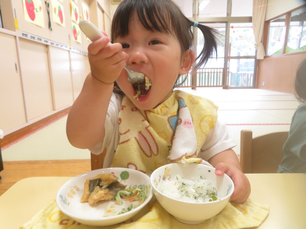 給食の様子 (2)