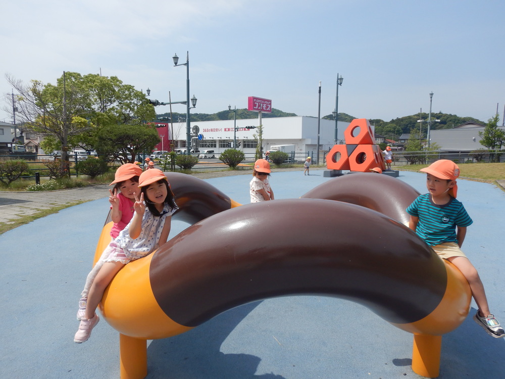 オブジェで遊ぶ子どもたち