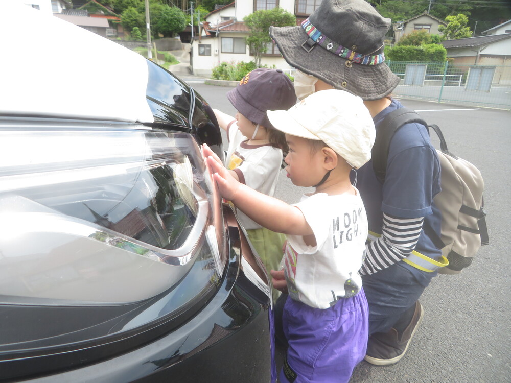 働く車を見ている様子 (3)