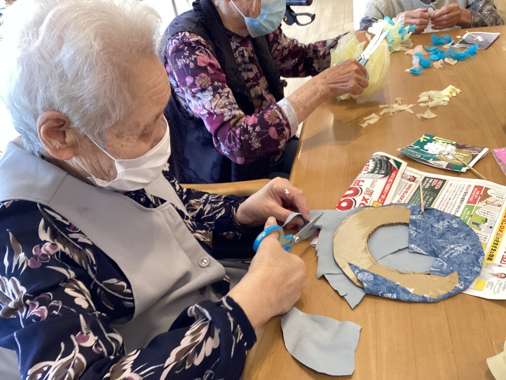 リース作り中の利用者さん