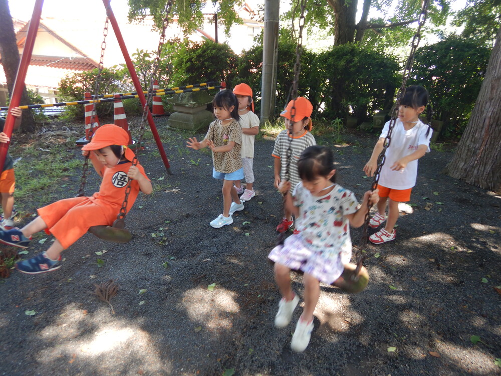 ブランコで遊ぶ子どもたち