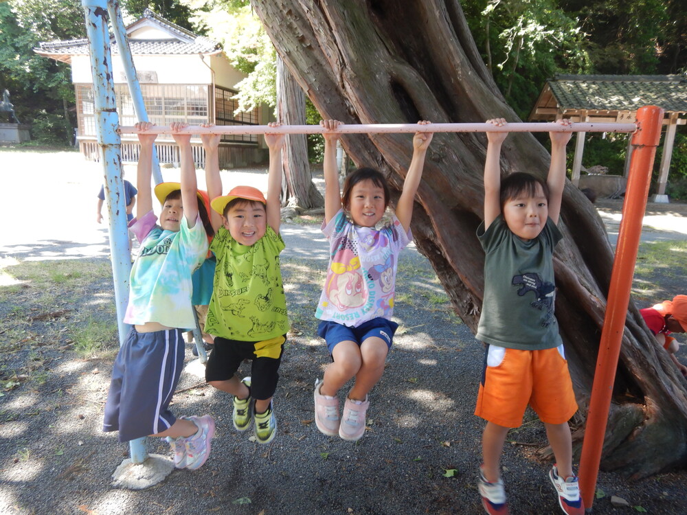 鉄棒をする子どもたち