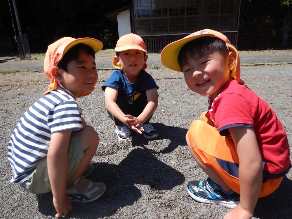 虫探しをする子どもたち