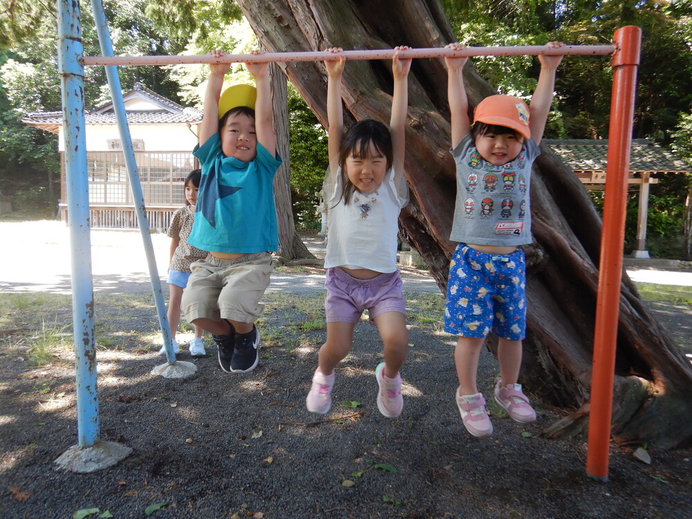 鉄棒をする子どもたち４