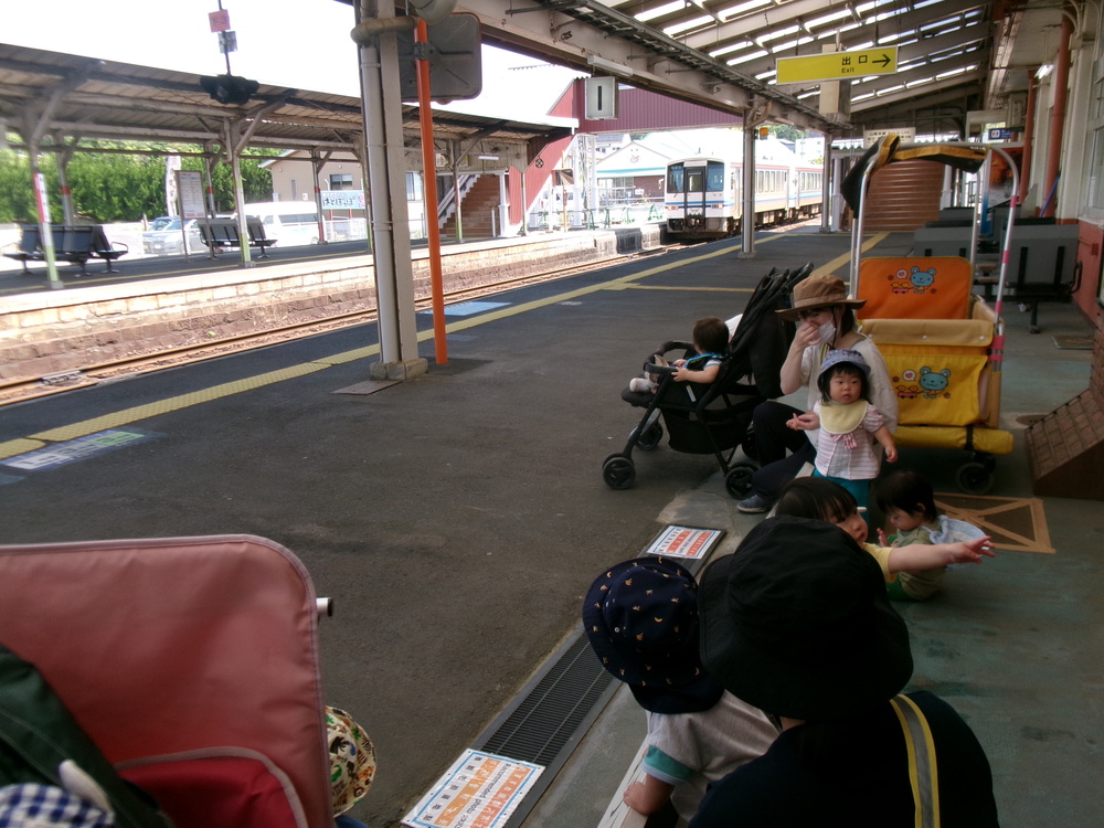 見送る