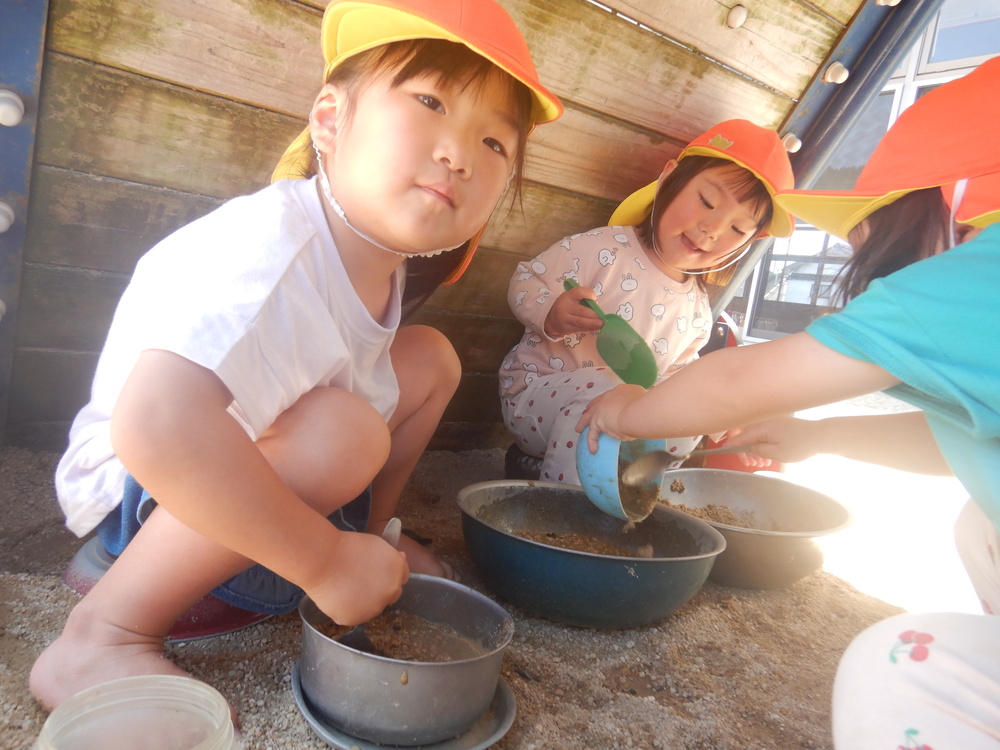 園庭で遊ぶ子ども (1)