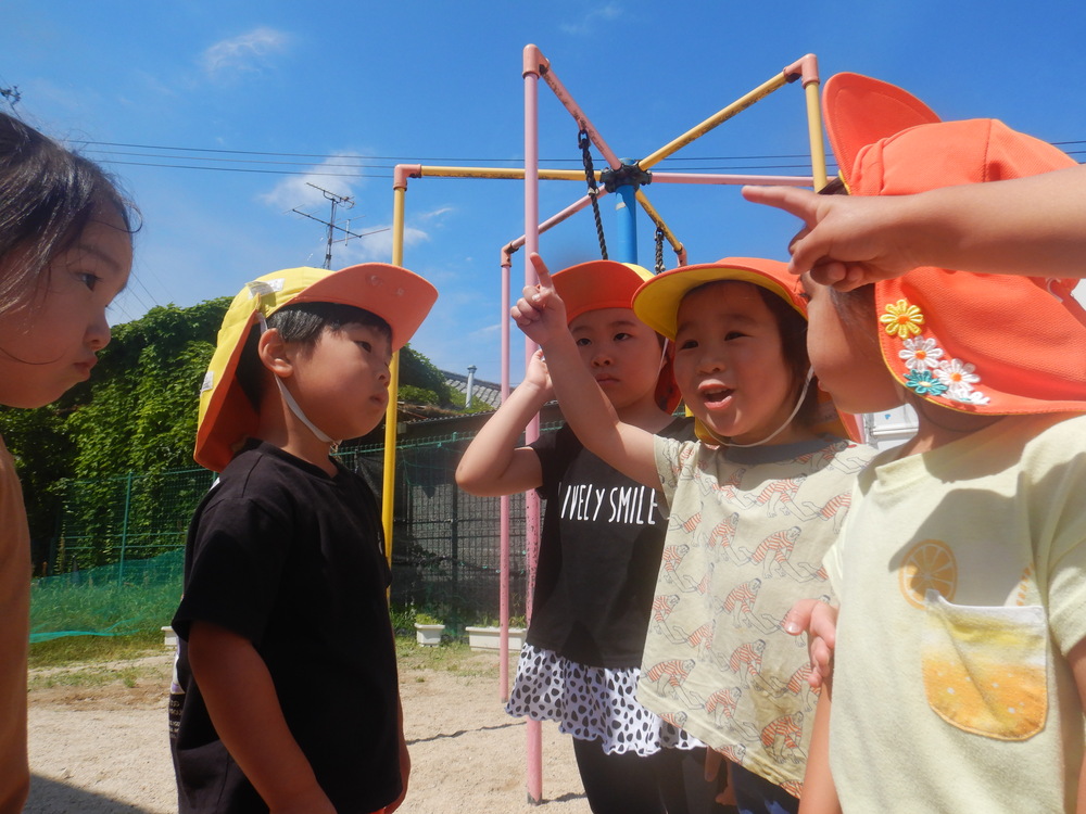 園庭で遊ぶ子ども (4)
