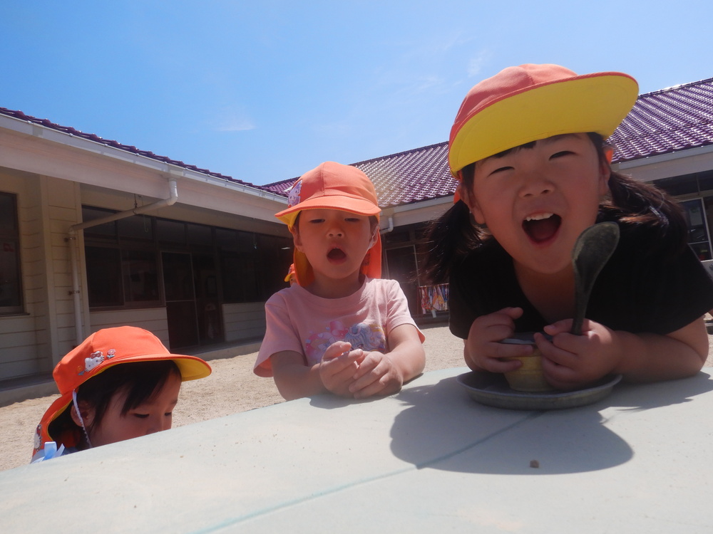 園庭で遊ぶ子ども (5)