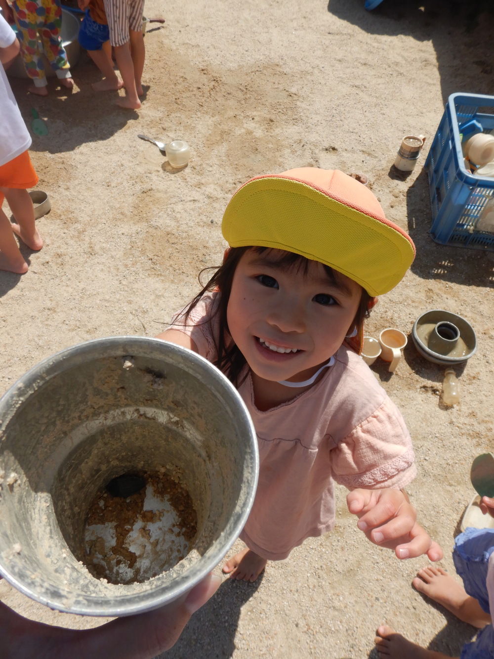 虫探しをする子ども