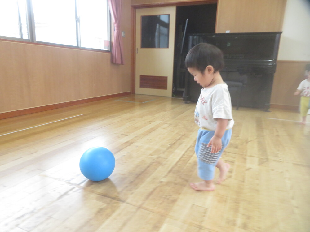 遊戯室で遊んでいる様子 (1)