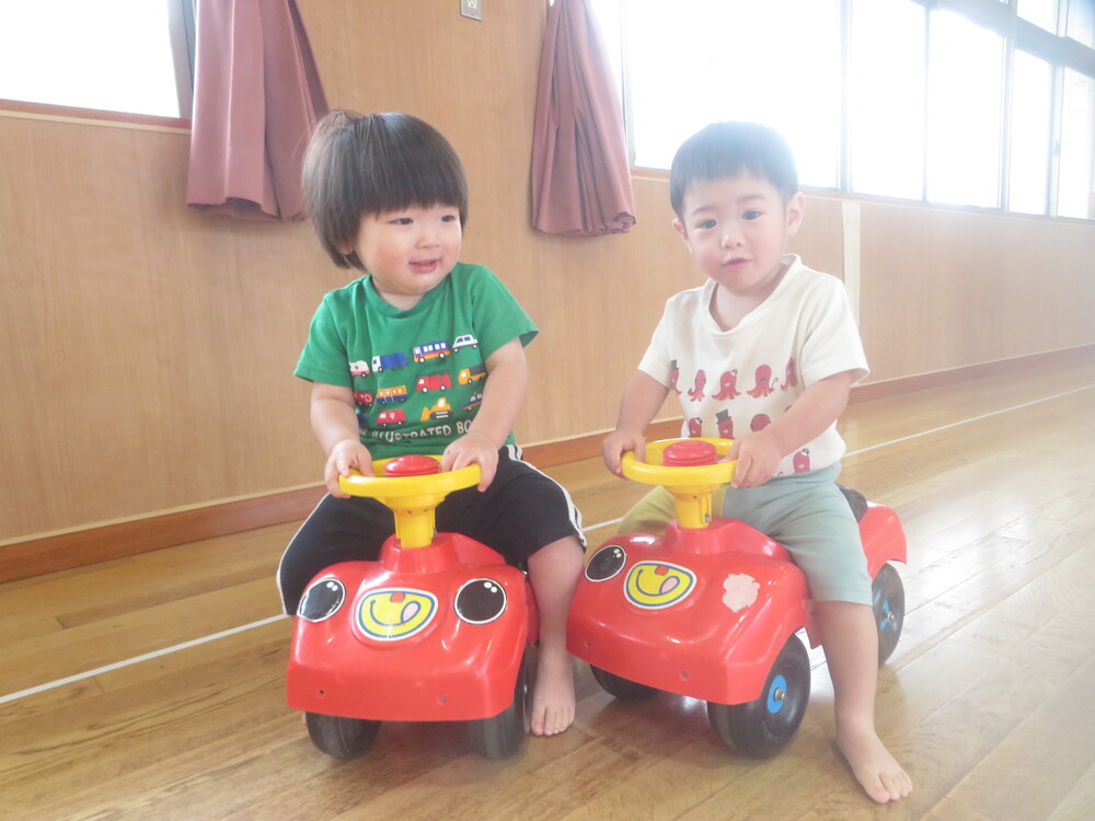 遊戯室で遊んでいる様子 (2)