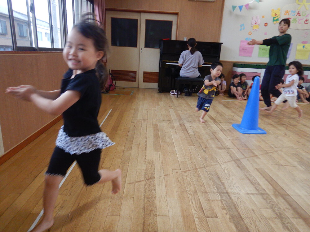 リズムをする子ども (1)