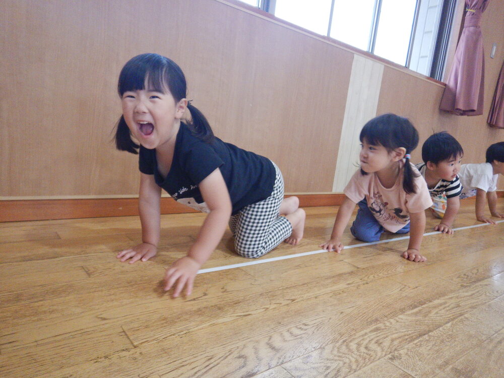 リズムをする子ども (2)