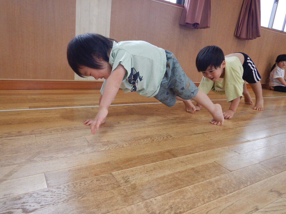 リズムをする子ども (3)