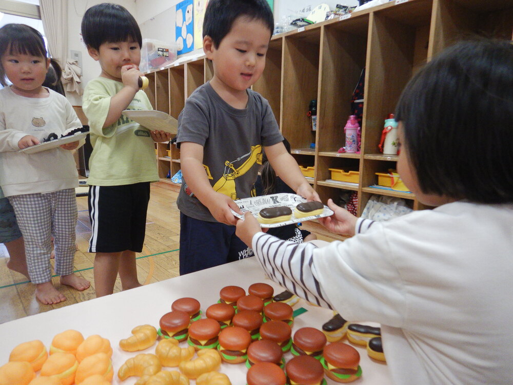 パン屋さんごっこをする子ども (2)