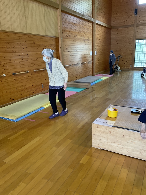 歩いています