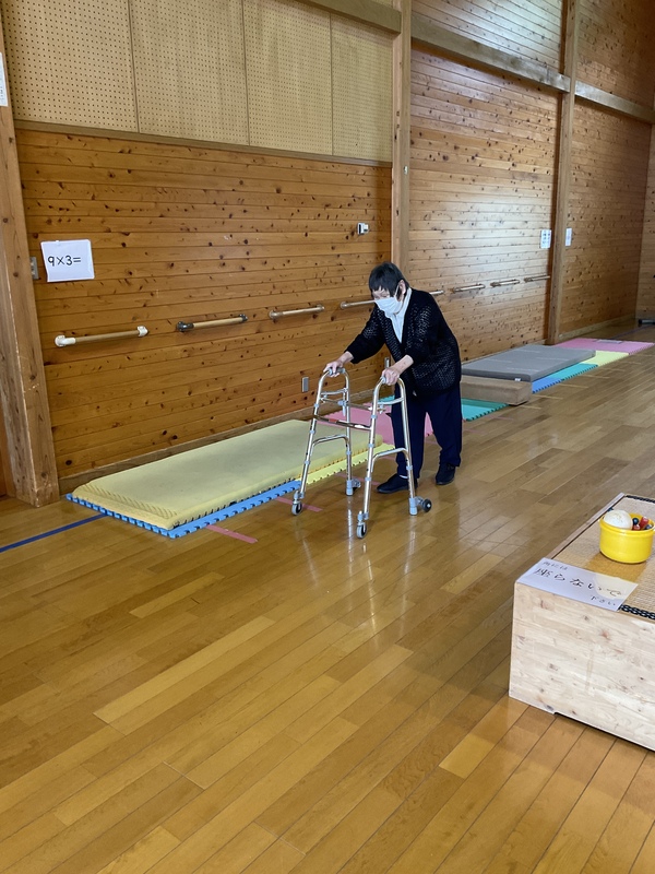 歩いています