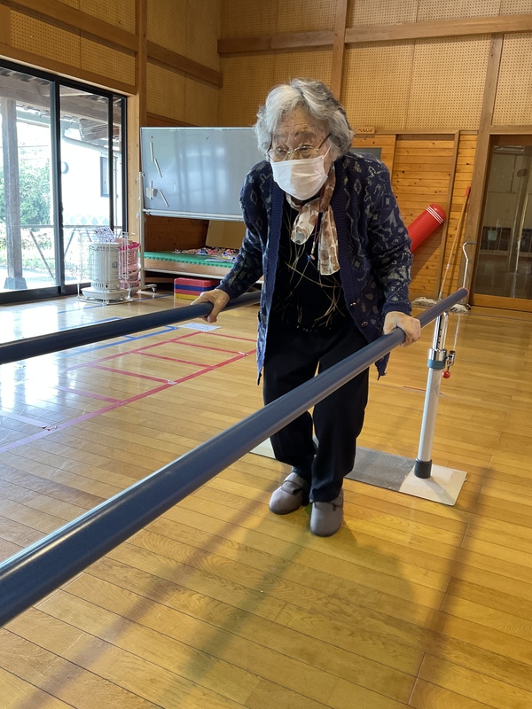 歩いています