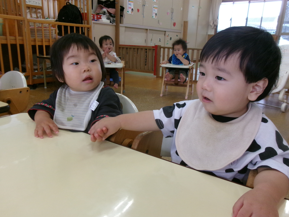 手を繋いでいる