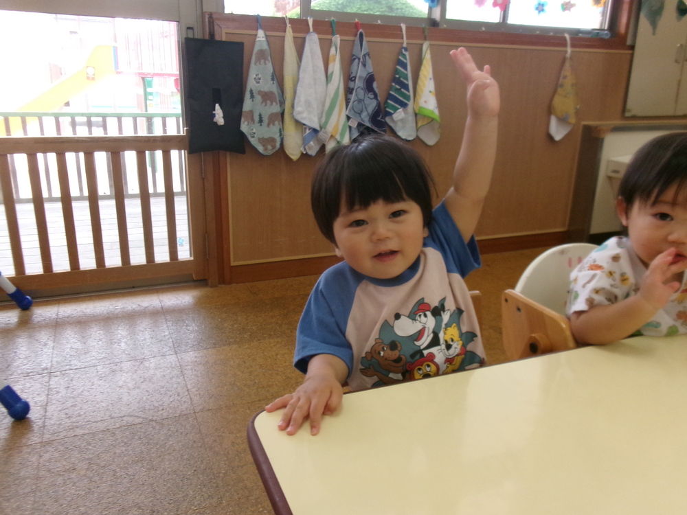 手を挙げている