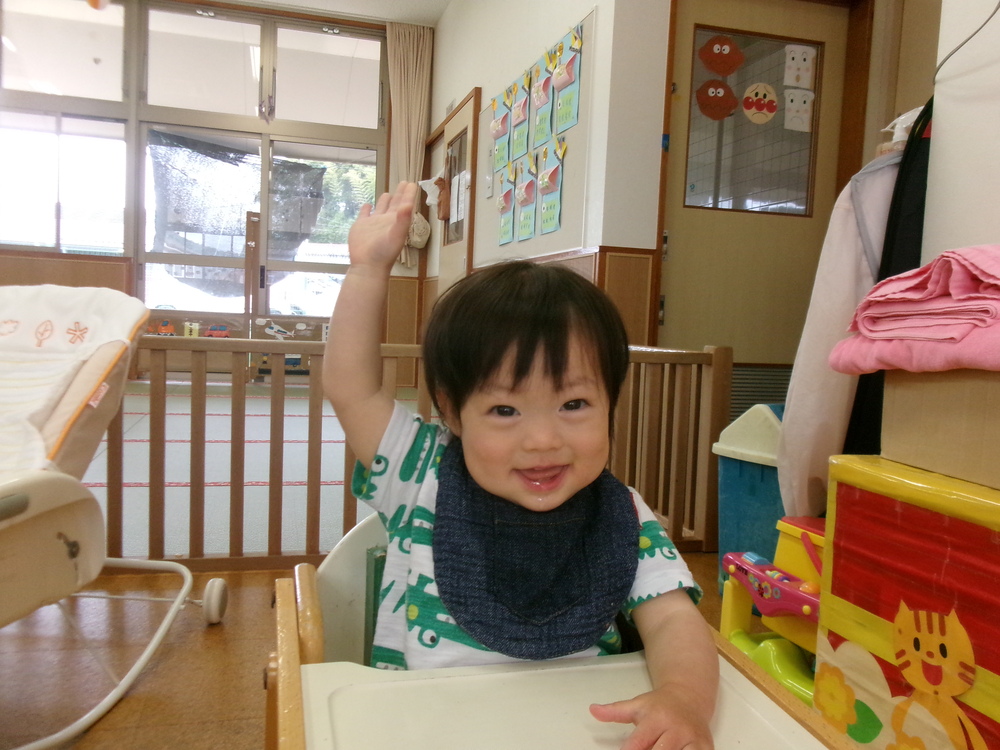 手を挙げている