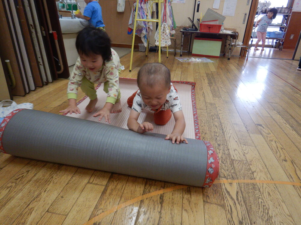 お当番をする子ども (1)