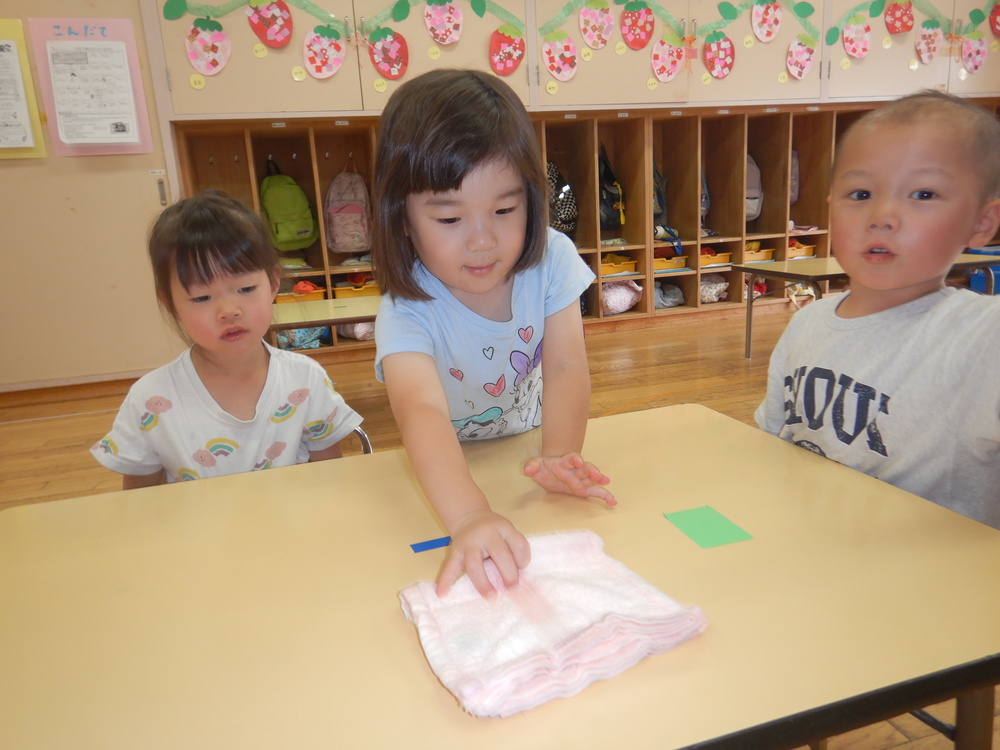 お当番をする子ども (2)