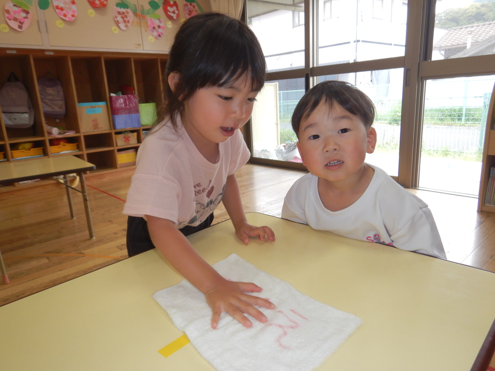 お当番をする子ども (3)