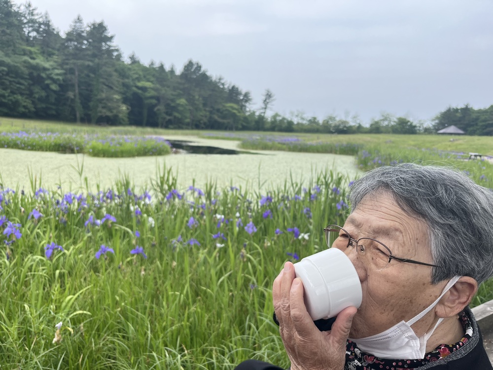 お茶をのむ利用者さん