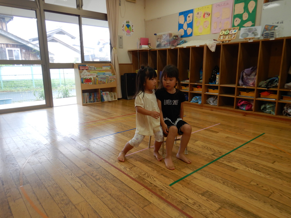 イス取りゲームをする子ども (1)