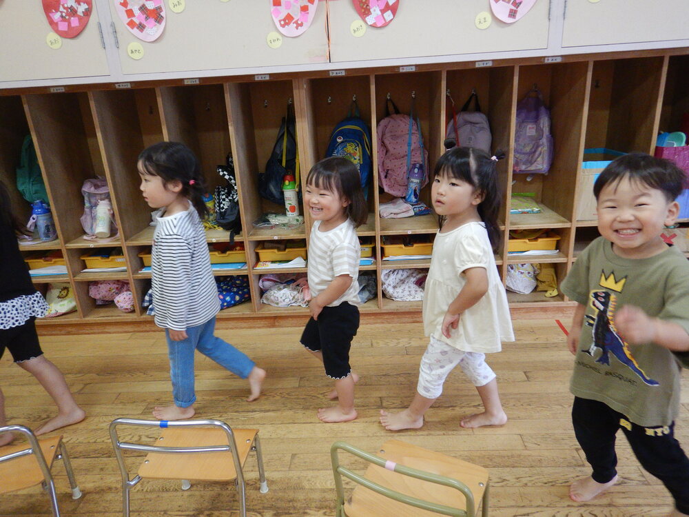 イス取りゲームをする子ども (2)