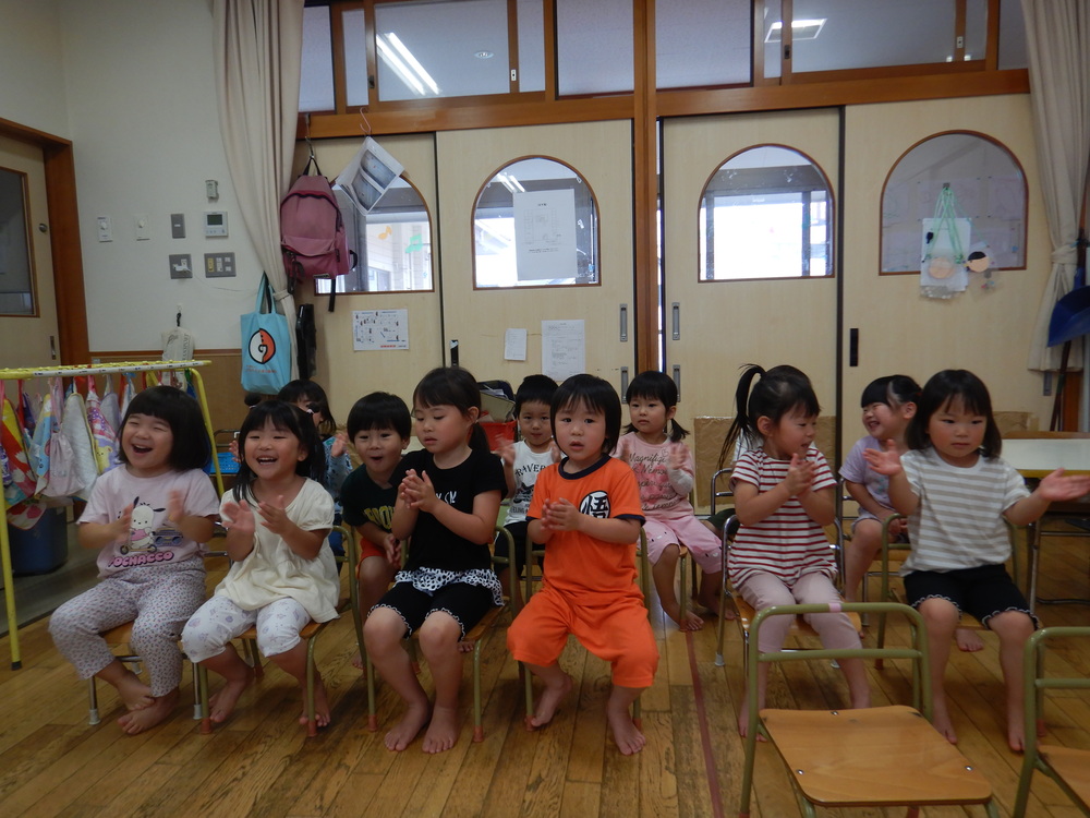 イス取りゲームをする子ども (3)