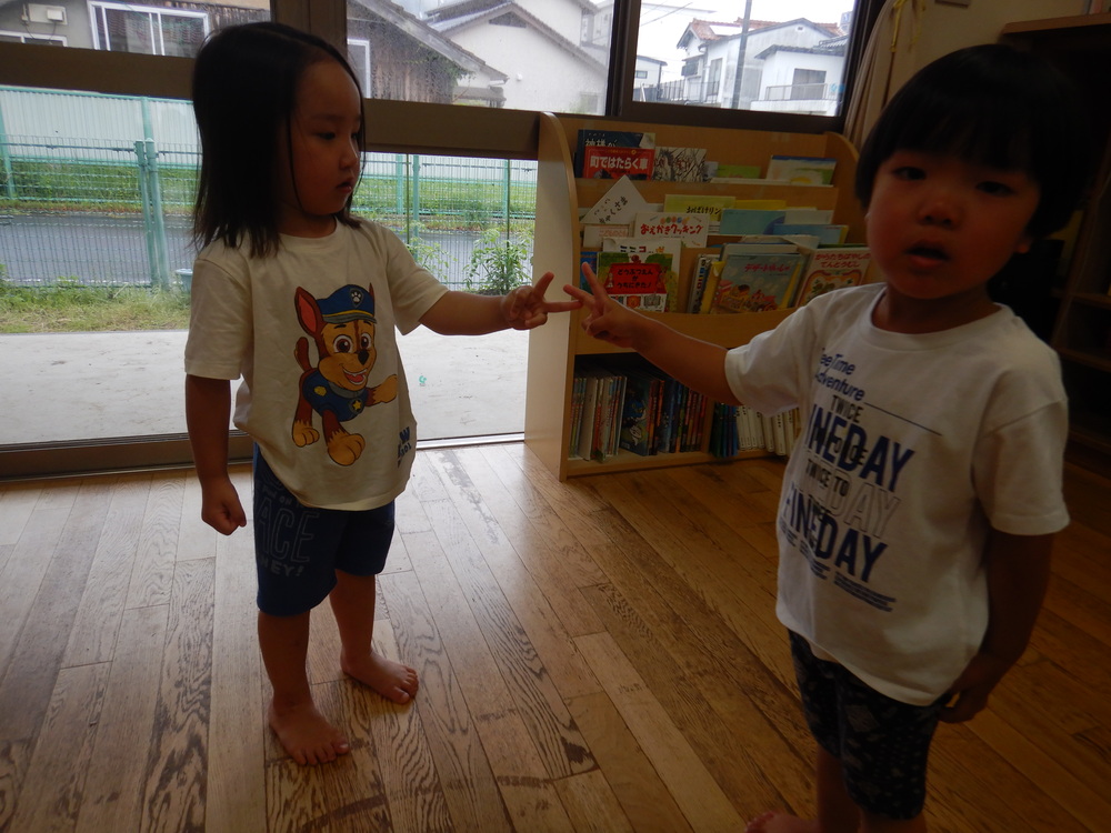 イス取りゲームをする子ども (4)