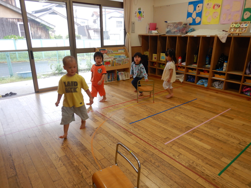 イス取りゲームをする子ども (5)