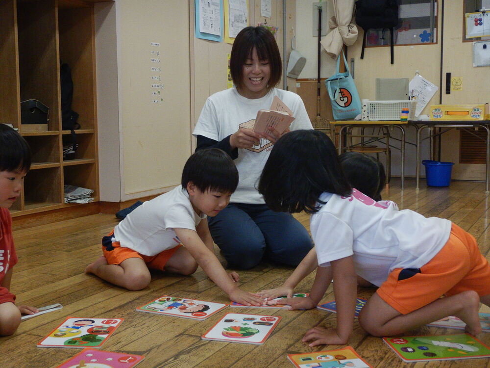 大型カルタをしている子どもたち