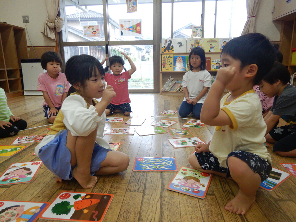 大型カルタをしている子どもたち２