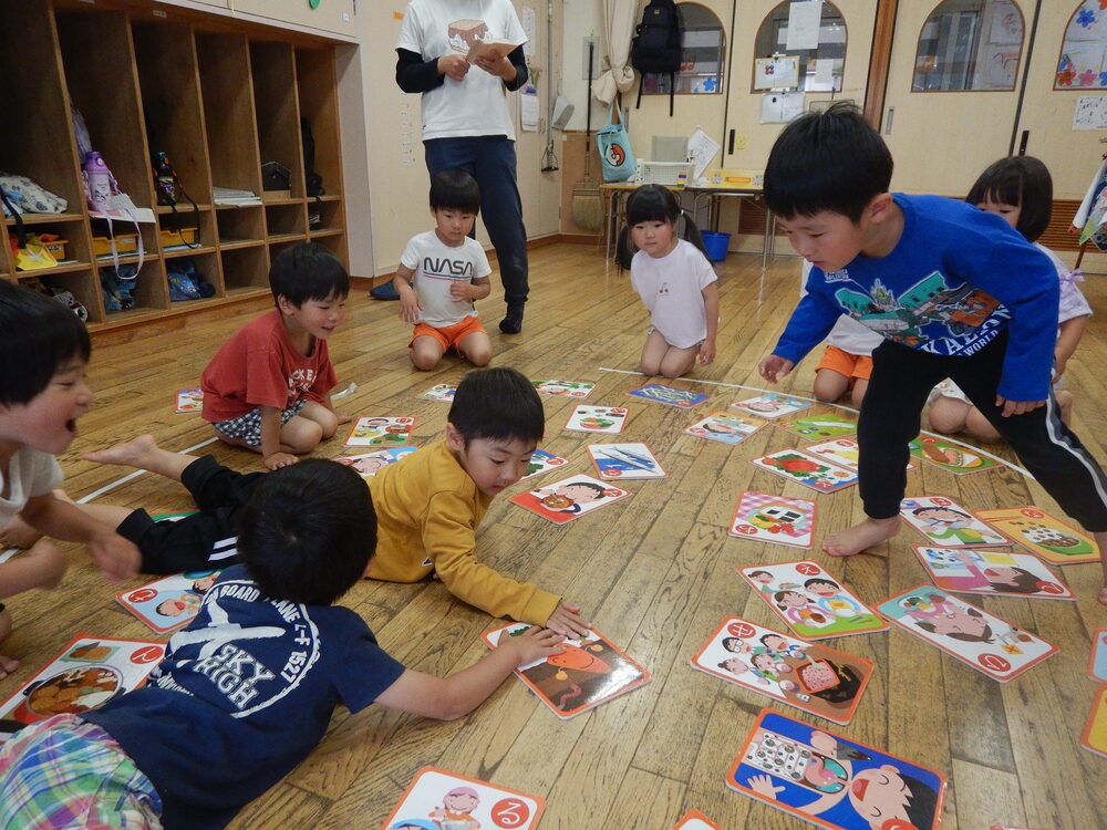 大型カルタをしている子どもたち３