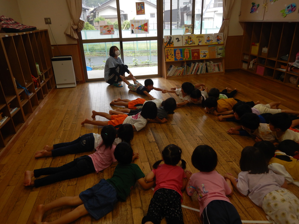 大根抜きをする子どもたち１