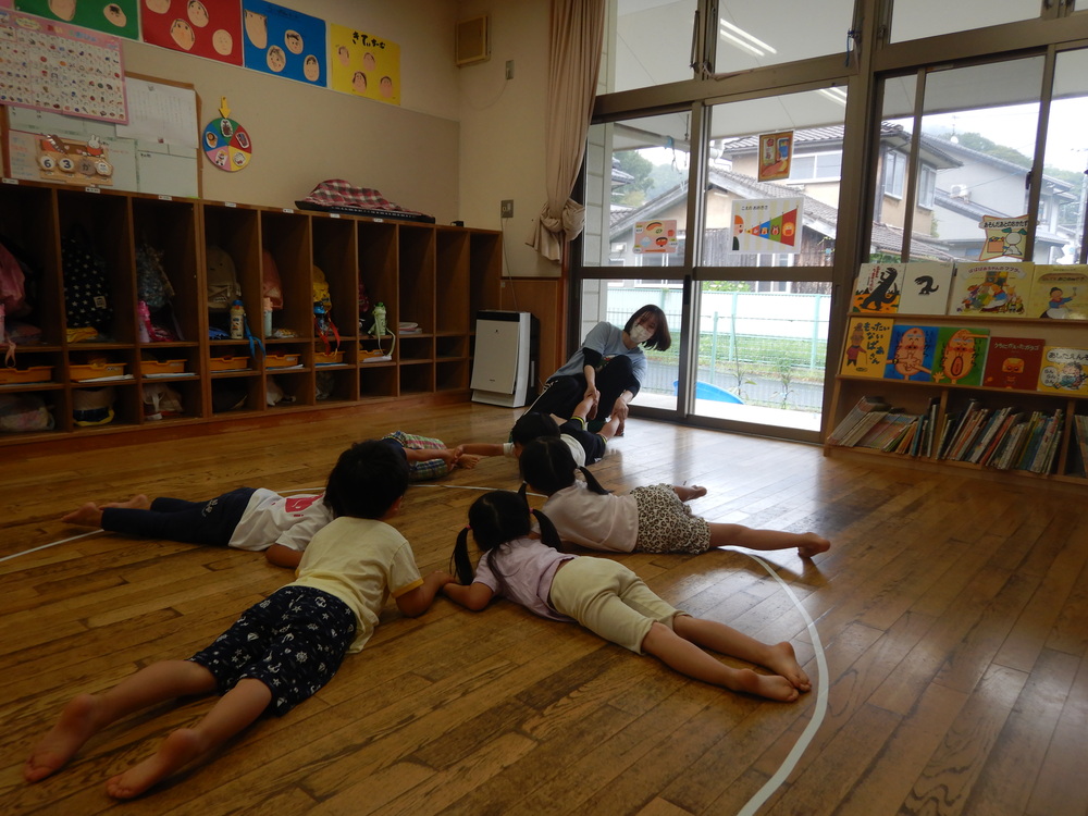 大根抜きをする子ども２