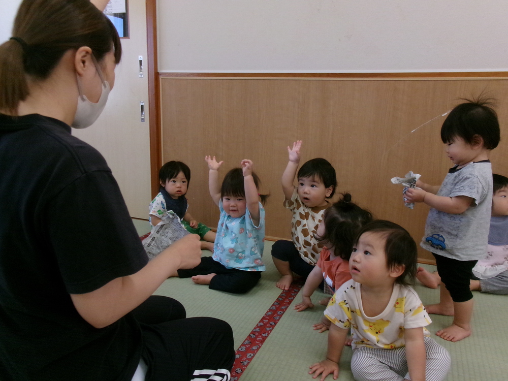 手を挙げる