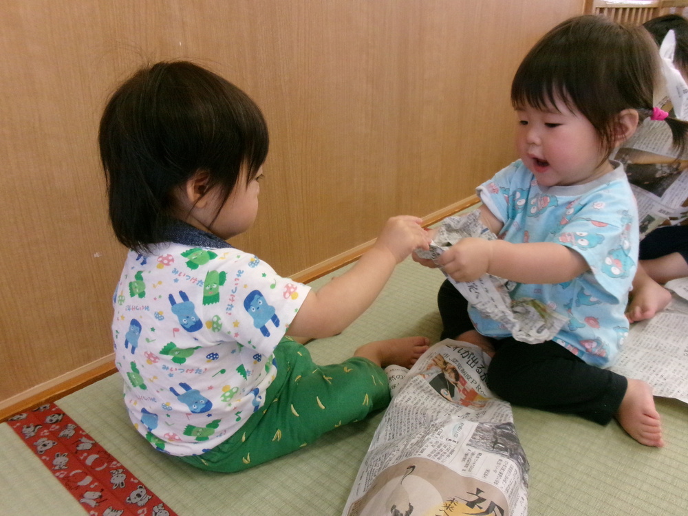 新聞紙を渡す