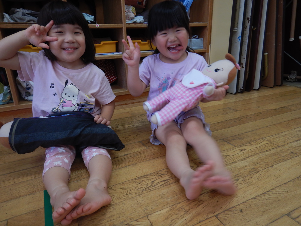 ごっこ遊びをする子ども